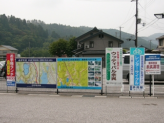 余呉湖荘、ウッディパル余呉などの宣伝看板と大きな二つの地図看板。色とりどりで賑やかな雰囲気。