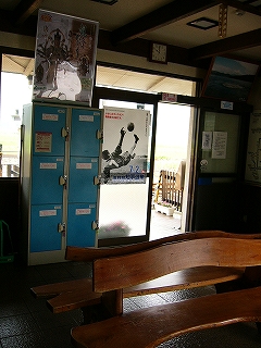 2つずつ縦に積まれた水色の扉のコインロッカーと焦げ茶のサッシの引き戸。