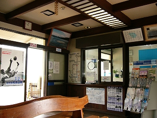 きっぷ販売の窓口。天井の真中を一本に横切る蛍光灯カバーには桟がはめられている。