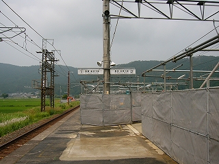 灰色のネットに囲われた箇所がいくつかあるホーム上のようす。少し奥の方にある背の高いコンクリートの柱の中ほどには電照式番線案内が取り付けられている。