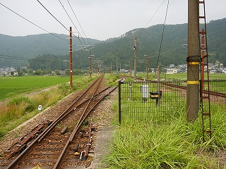 ホームの先端。奥に山、周りは田。