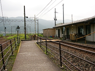 右に直角に折れる通路。直角に折れた先にはすぐに小さな踏切がある。