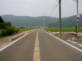 気持ちよく伸びる二車線道路。