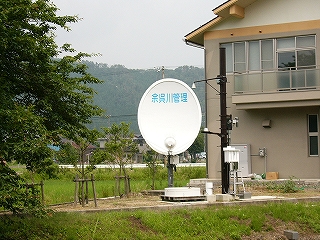 水色の字で余呉川管理と書かれたパラボナアンテナ。
