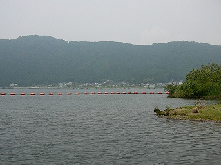 先ほどの写真の続き。山は一層高くなって頂点を築いている。