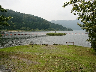 湖に丸く突き出す芝生の土地。