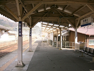 上屋の柱には「吉野方面」と書かれたホーローの板が取り付けられている。