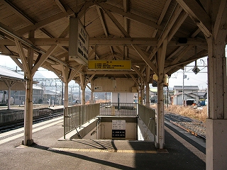 幾つもの白塗りの梁でできた上屋内部と地下道への入口。