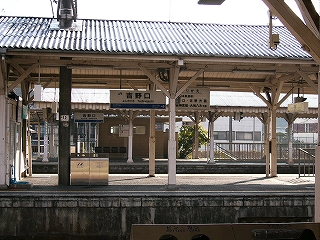 向かいのホーム、そしてさらに向こうのホームを見通して。