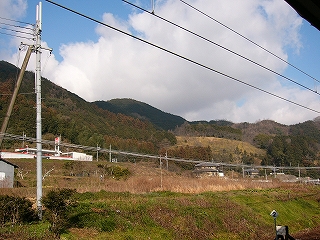短い丘陵部を経たのち里山が始まる風景。