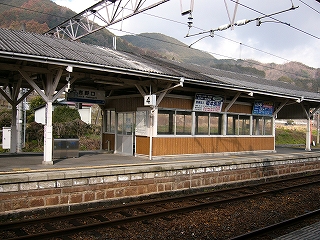 薄茶色の壁を持つ待合室。