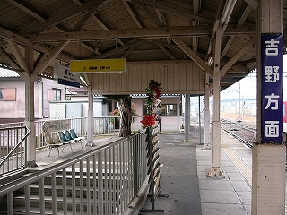 地下道への下り口を反対側から見て。