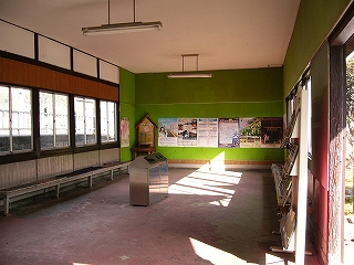 奥行きのある長方形の待合室内。