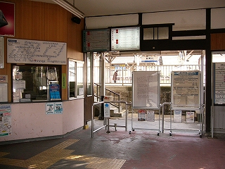 左手に出札口、正面に改札口。