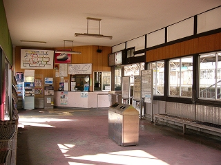 白色の天井、薄茶色の壁、黄緑の壁。