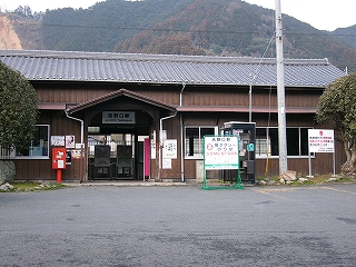 駅舎前には背の高い常緑樹が植えられる。