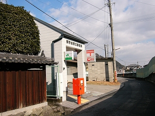少し洒落た感じの白い建物。