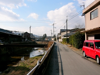 左手に川、右手に道路。